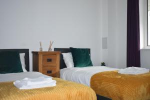 Ένα ή περισσότερα κρεβάτια σε δωμάτιο στο Classy Campbell Park Apartment, Balcony & Free Parking