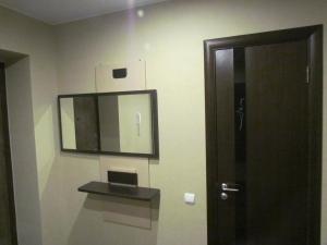 a bathroom with a mirror on the wall and a door at Апартаменты на Новгородской 4 in Vologda