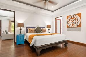 a bedroom with a large bed and a couch at Beachfront Resort Villa Baan Tawan 3BR in Lamai +53 photos