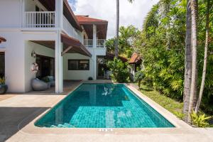 - une piscine dans l'arrière-cour d'une villa dans l'établissement Beachfront Resort Villa Baan Tawan 3BR, à Lamai
