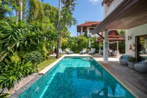 - une piscine dans l'arrière-cour d'une villa dans l'établissement Beachfront Resort Villa Baan Tawan 3BR, à Lamai