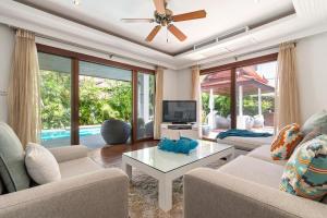 - un salon avec un canapé et une télévision dans l'établissement Beachfront Resort Villa Baan Tawan 3BR, à Lamai