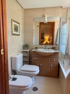 y baño con aseo, lavabo y espejo. en PARAISO ARONA I - Casa en Mar de Cristal La Manga, en Mar de Cristal