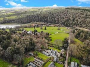普里茅斯的住宿－Maristow Cottages, overlook Tamar Valley Dartmoor，公园内豪宅的空中景观