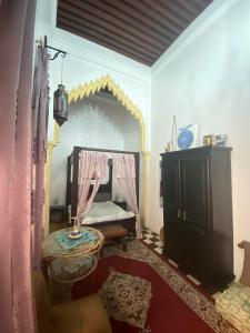 Sala de estar con cama y espejo en Dar Sam - Pacha Room, en Rabat