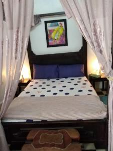 1 dormitorio con 1 cama con cortinas en Dar Sam - Pacha Room, en Rabat
