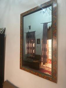 un espejo colgado en una pared en una habitación en Dar Sam - Pacha Room, en Rabat