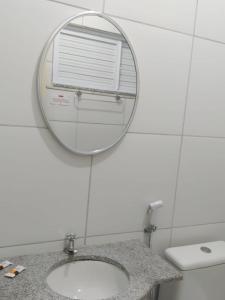 bagno con specchio e lavandino di Hotel Villa Real a Sobral