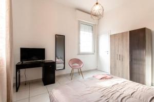 een slaapkamer met een bed, een bureau en een stoel bij Villa panoramica vista mare in Gradara