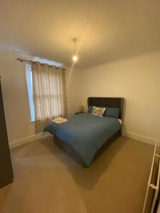 a bedroom with a bed and a window at Gorgeous Two Bedroom Apartment in London