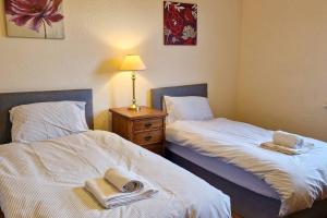 Säng eller sängar i ett rum på Tallis House, Sleeps 5, near City Centre, Free Parking, Long or Short Stays - by NMB Property
