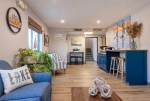 ein Wohnzimmer mit einem blauen Sofa und einer Küche in der Unterkunft Hilltop Inn & Suites in Grove