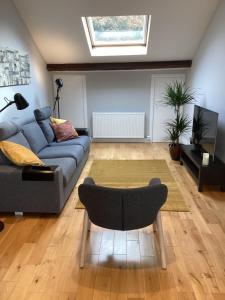 ein Wohnzimmer mit einem Sofa und einem TV in der Unterkunft The Viewpoint, 2 Bedroom Apartment in Crieff in Crieff