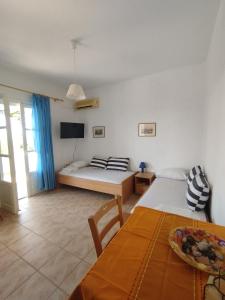 een slaapkamer met een bed en een tafel met een bord erop bij CIELO Summer House Paros in Santa Marina