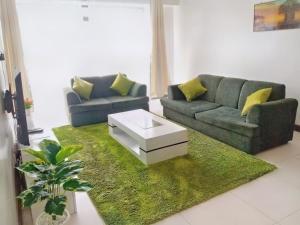 een woonkamer met een bank en een salontafel bij Lathembo Serviced Apartments in Nairobi