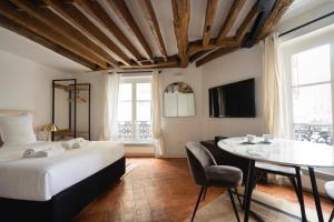 a hotel room with a bed and a table at Conde Chic Studio in Paris