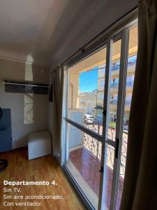 a room with a sliding glass door with a balcony at Sarmiento Monoambiente in Concordia