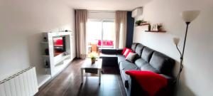 濱海托薩的住宿－Apartament Marina，客厅配有沙发和桌子