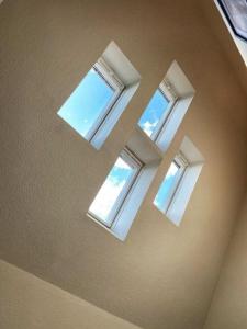 3 ventanas en una habitación con techo en IM HERZEN VON WIEDENBRÜCK, en Rheda-Wiedenbrück