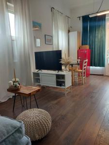 een woonkamer met een televisie en een tafel bij Apartment46 in Mali Lošinj