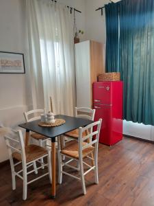 una cucina con tavolo e frigorifero rosso di Apartment46 a Mali Lošinj (Lussinpiccolo)