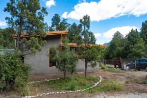 una casa con árboles delante de ella en Las de Barro en Lago Puelo
