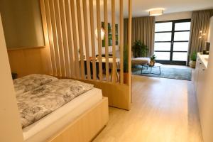 1 dormitorio con 1 cama y sala de estar en Naturglück Inselmühle en Múnich