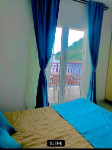 um quarto com uma cama e uma porta de vidro deslizante em Villa Anita em Sobra