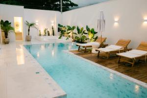 A piscina localizada em Olisa Hotel Boutique ou nos arredores