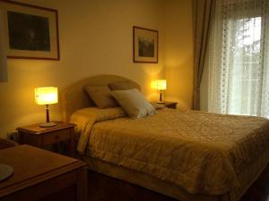 1 dormitorio con 1 cama y 2 lámparas en las mesas en Erania, en Sala Consilina
