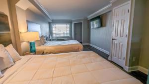 Islander Hotel & Resort客房内的一张或多张床位