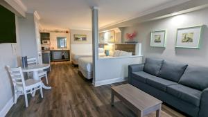 Islander Hotel & Resort的休息区
