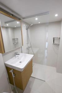 A bathroom at Studio 27
