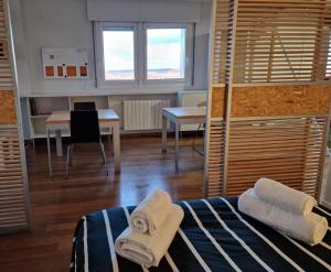 a room with a bed and a table with chairs at Loft estilo industrial a 5 minutos del centro in Valladolid