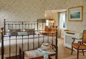 - une chambre avec un lit, une table et une chaise dans l'établissement Red Cliff Lodge, à Spanish Point