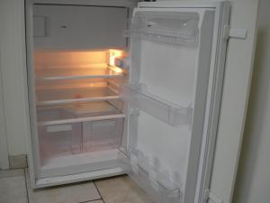 カンペルラントにあるPension Kamperlandの空の冷蔵庫(キッチン内のドア開閉可)