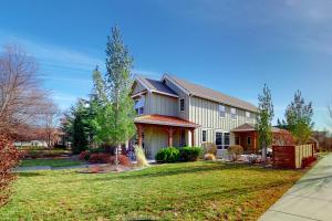 a large house with a lawn in front of it at Barber Valley Beauty in Boise