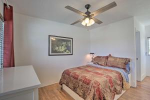 1 dormitorio con 1 cama y ventilador de techo en Charming Abode with Patio 5 Minutes to Balboa Park!, en San Diego