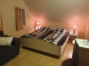 1 dormitorio con 1 cama grande y lavamanos en Sjarmerende feriehus i Olden rett ved fjorden, en Stryn
