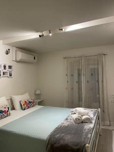 Piccolo Centrale في مدينة كورفو: غرفة نوم بسرير كبير عليها دببة