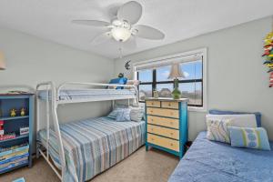 Schlafzimmer mit Etagenbetten und Deckenventilator in der Unterkunft High View in Avon