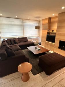 sala de estar con sofá y mesa de centro en Luxurious and cosy loft - Knokke, en Knokke-Heist