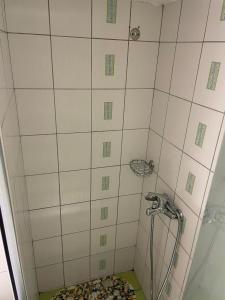 La salle de bains est pourvue d'une douche avec un tuyau. dans l'établissement Piccolo Centrale, à Corfou