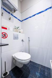 ein Bad mit einem weißen WC in einem Zimmer in der Unterkunft Студио Римски Стадион in Plowdiw