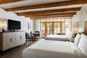 斯科茨代爾的住宿－JW萬豪斯科特斯德駝峰山度假酒店，酒店客房设有两张床和电视。