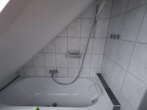 eine Badewanne mit Dusche im Bad in der Unterkunft Ferienhaus Hermann in Schönwald + 10 Fotos
