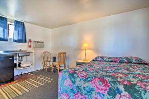 1 dormitorio con cama, escritorio y lavamanos en Vacation Rental in Loveland 1 Mi to Downtown!, en Loveland