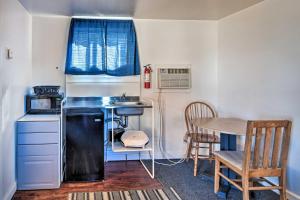 una pequeña cocina con fregadero y mesa en Vacation Rental in Loveland 1 Mi to Downtown!, en Loveland