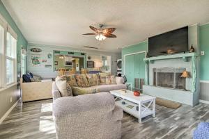 - un salon avec un canapé et une cheminée dans l'établissement Pet-Friendly Buchanan Lakefront Vacation Rental!, à Tow