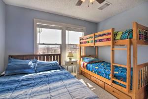 1 Schlafzimmer mit 2 Etagenbetten und einem Fenster in der Unterkunft Pet-Friendly Buchanan Lakefront Vacation Rental! in Tow